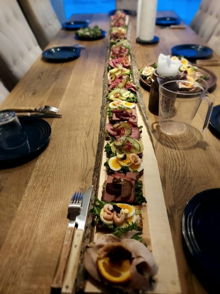 Table dressée de plateaux gourmands danois