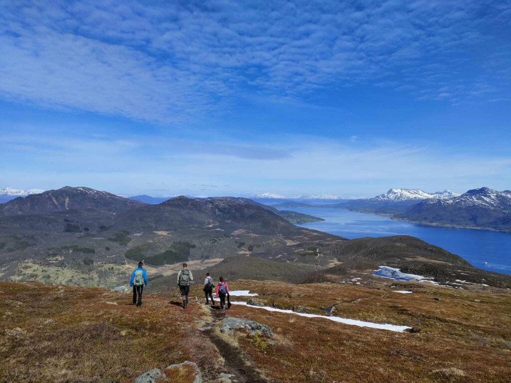 Randonneurs sur une crête au-dessus du fjord