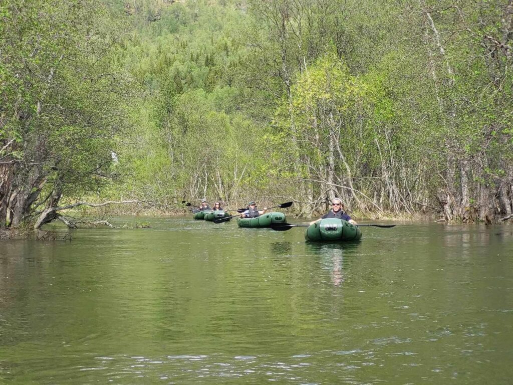 Packraft en groupe sur une rivière