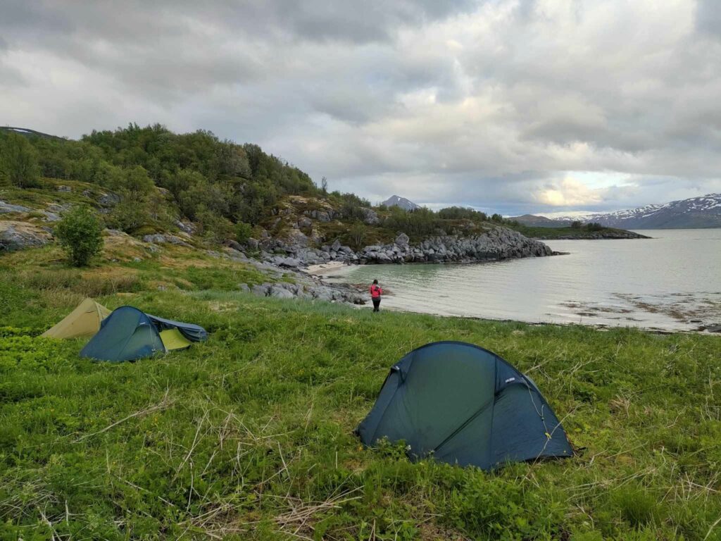 Tentes au bord du fjord