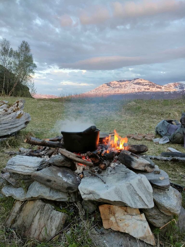 Feu de camp au bord du fjord