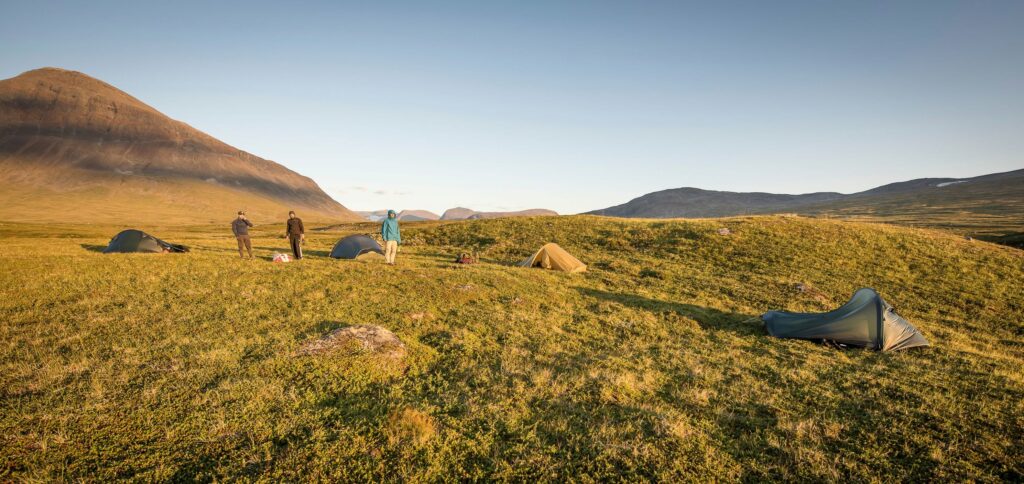 Tente de bivouac sur la toundra en été