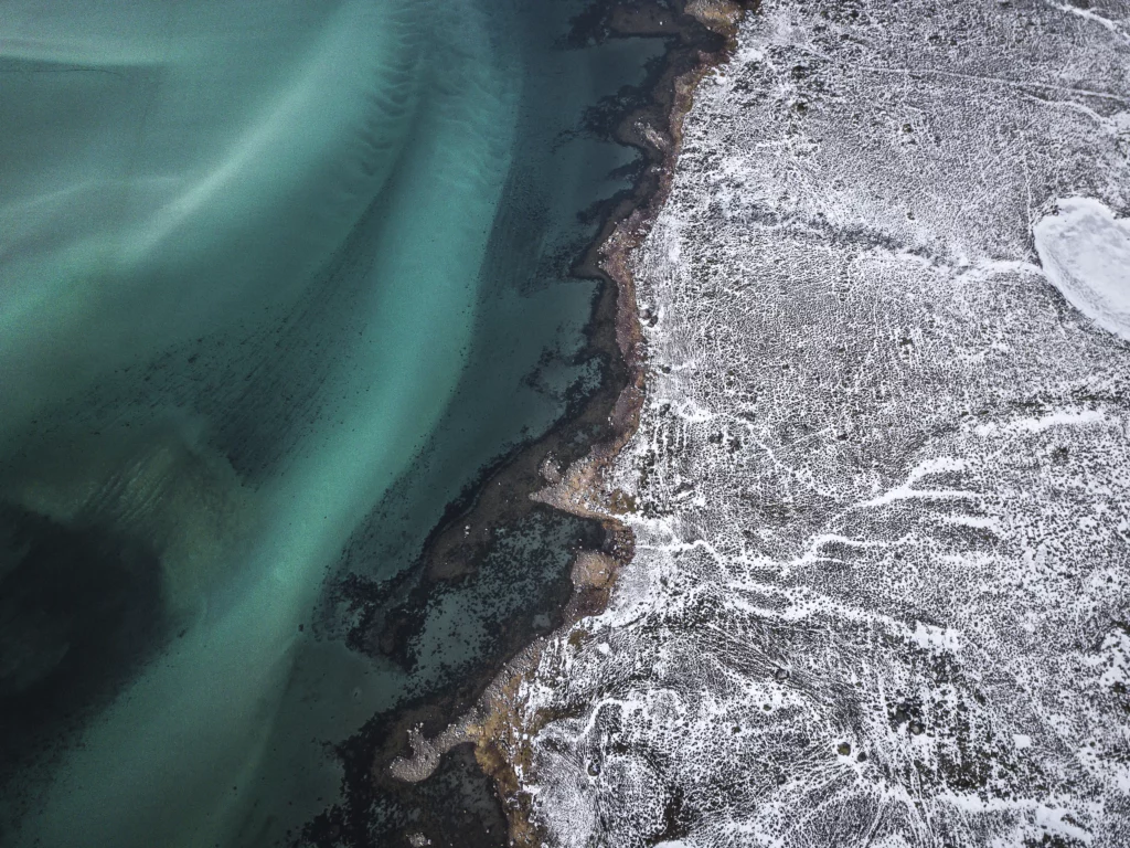 Vue aérienne du littoral arctique