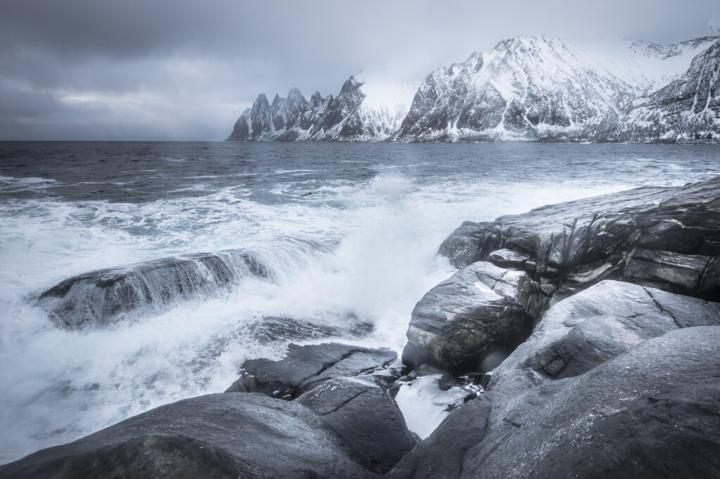 Vagues et sommets de l’île de Senja