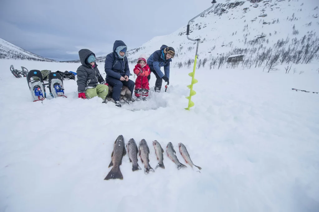 Pêche sur la glace en famille