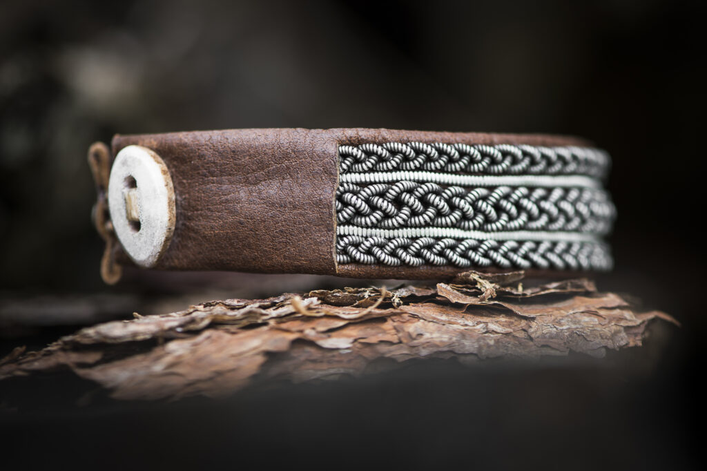 Bracelet en fil d’étain, artisanat nordique