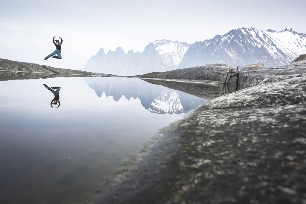 Paysage de montagnes et de fjord sur l'île de Senja