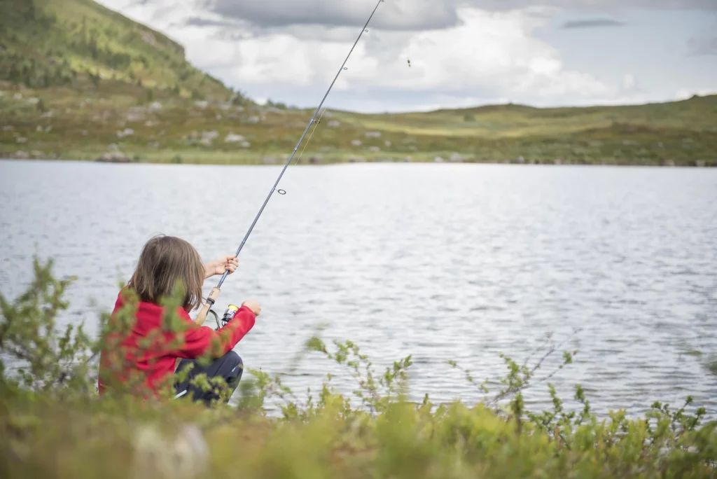 Pêche au bord d'un lac