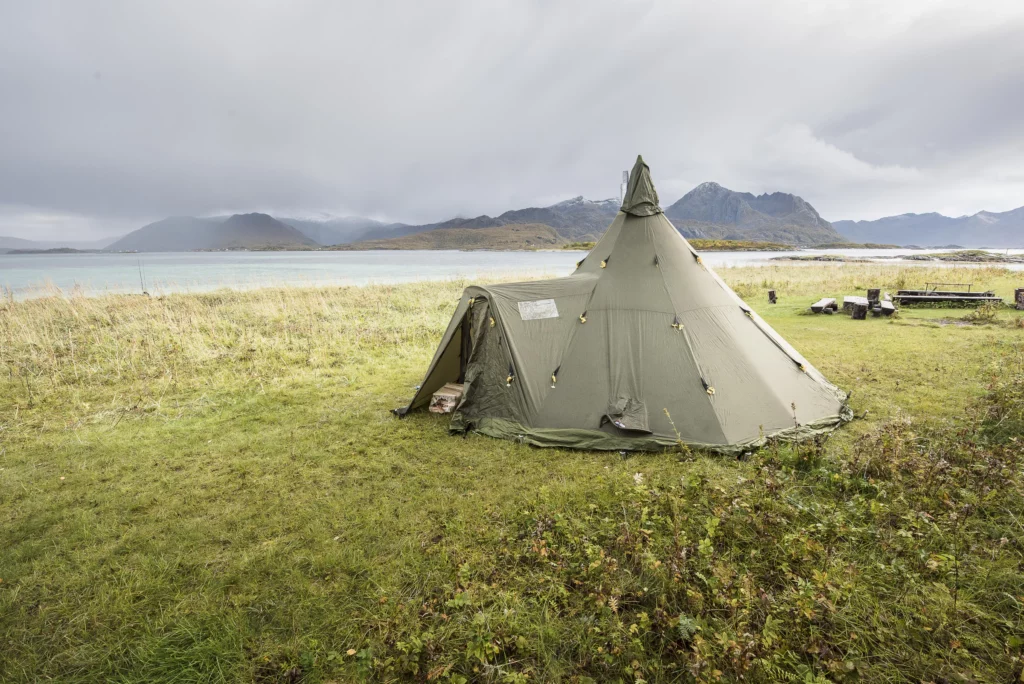 Lavvu, tente traditionnelle, au bord du fjord