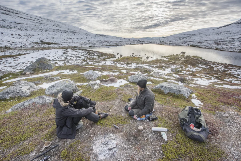 Randonneurs en pause sur un plateau arctique