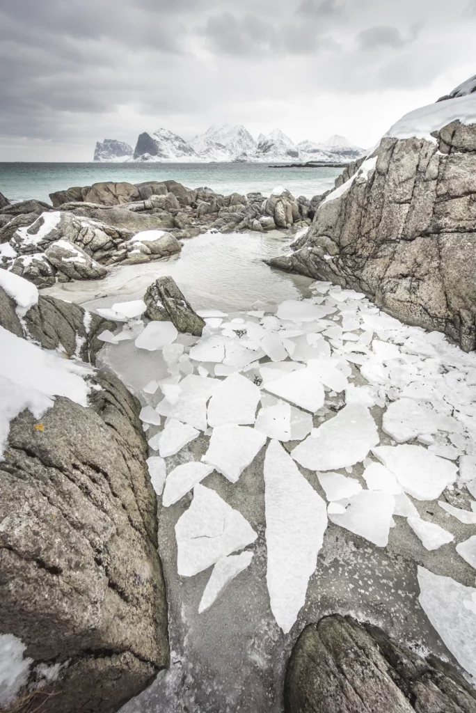 Glace brisée sur le rivage du fjord