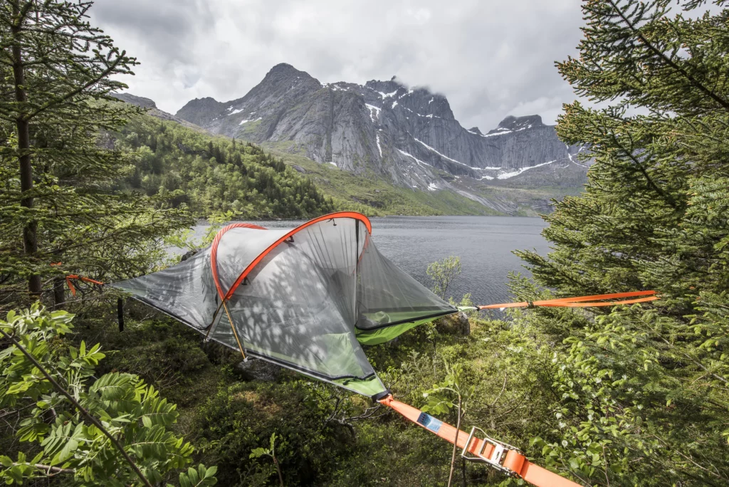 Bivouac au bord d’un lac de montagne