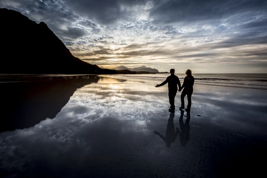 Promenade au crépuscule sur la plage