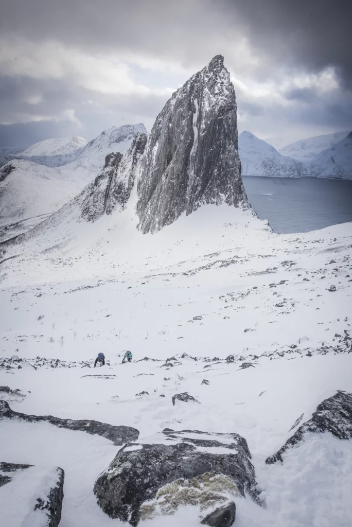 Sommet enneigé sur l’île de Senja