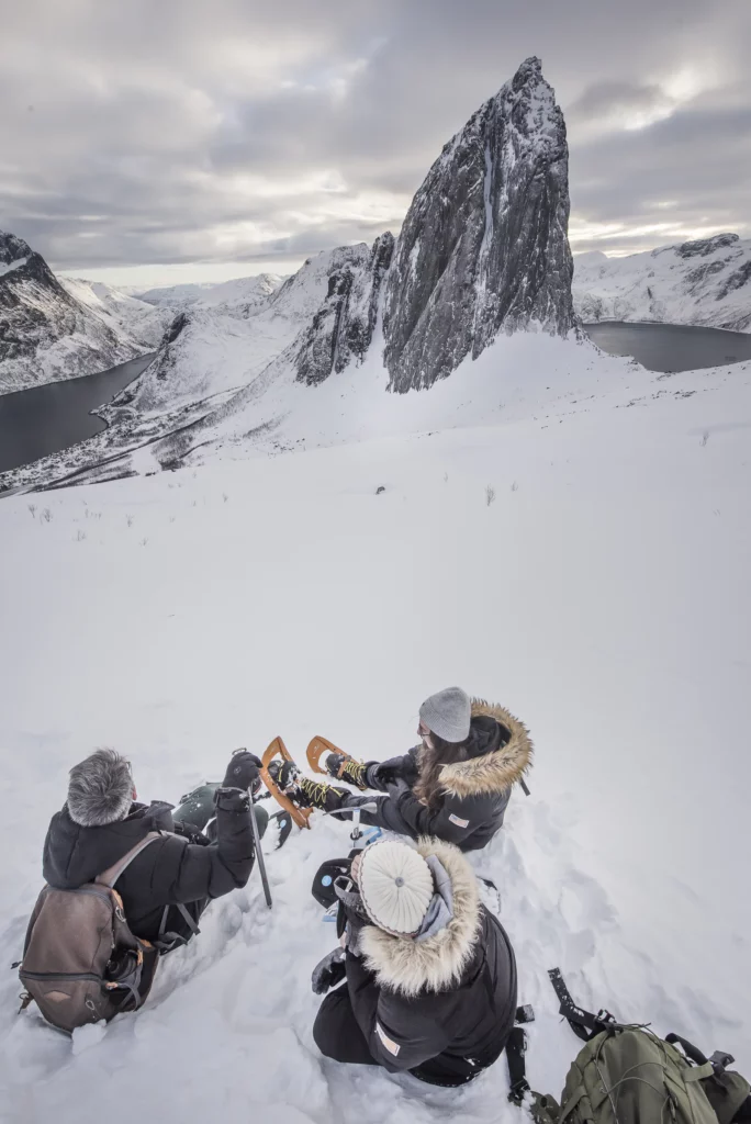 Pause dans la neige au pied d'un sommet