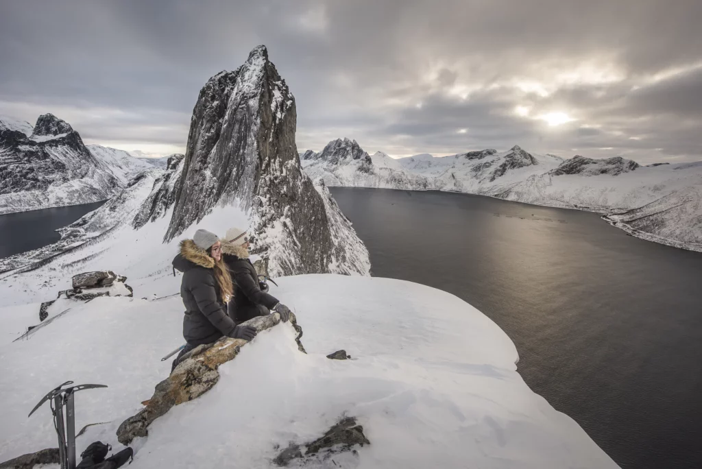 Sommet enneigé au-dessus du fjord en hiver
