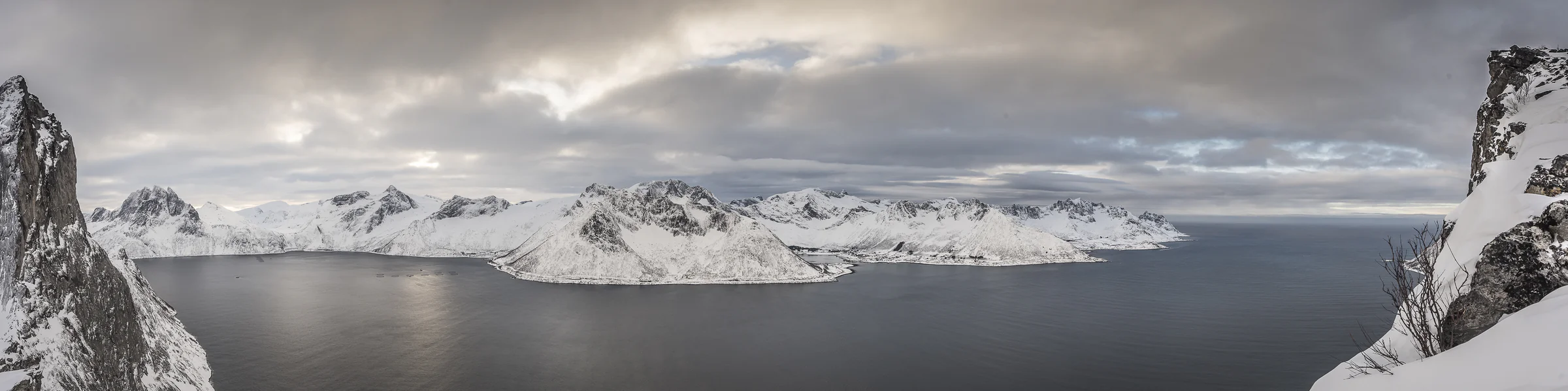 Panorama des fjords et montagnes de Senja en hiver