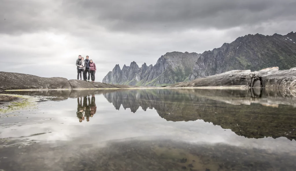 Montagnes reflétées dans le fjord