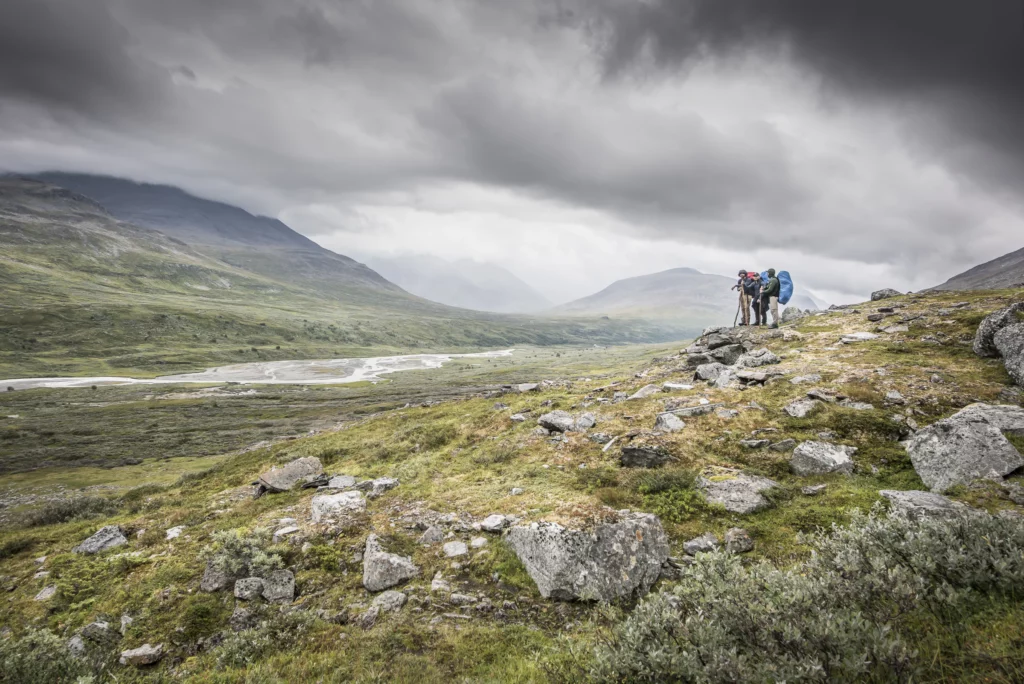 Randonneur en trek dans les montagnes du nord de la Norvège