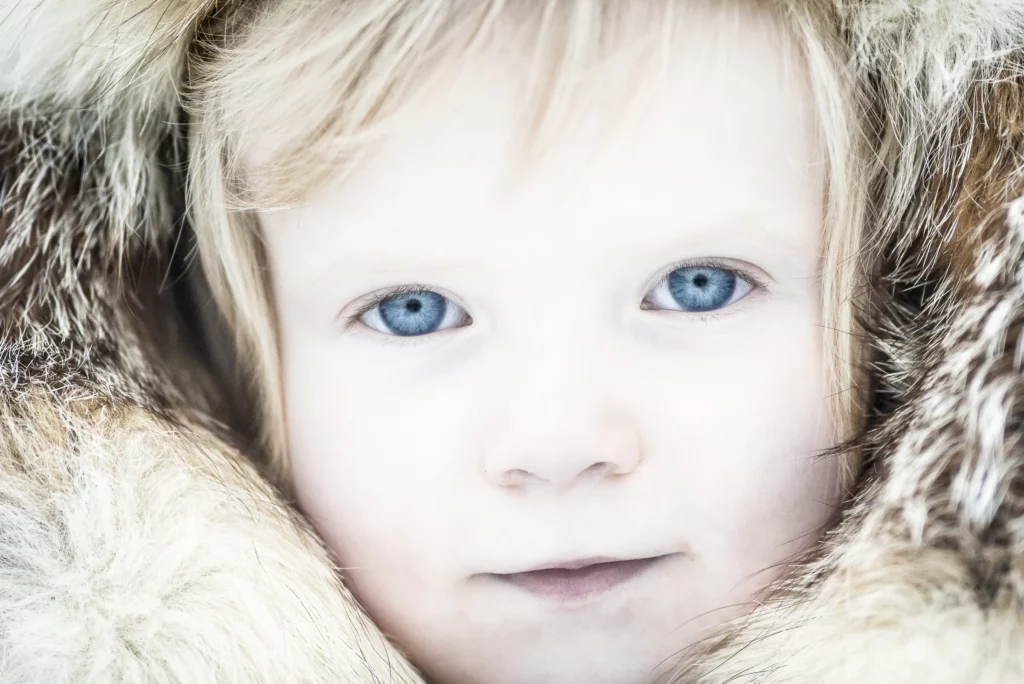 Petite fille emmitouflée dans une capuche en fourrure