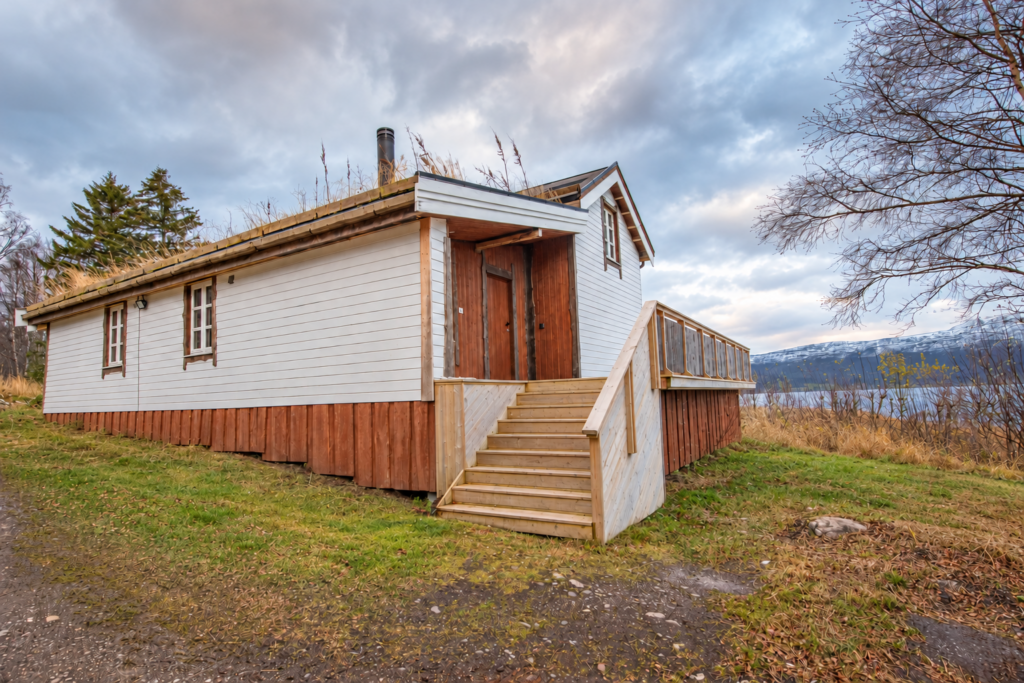 Notre maison de 1830 au bord du fjord, avec son toit végétalisé