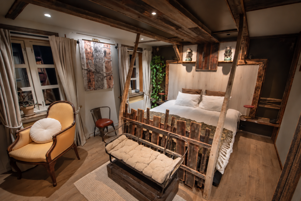 Chambre double avec lit en bois ancien et fauteuil