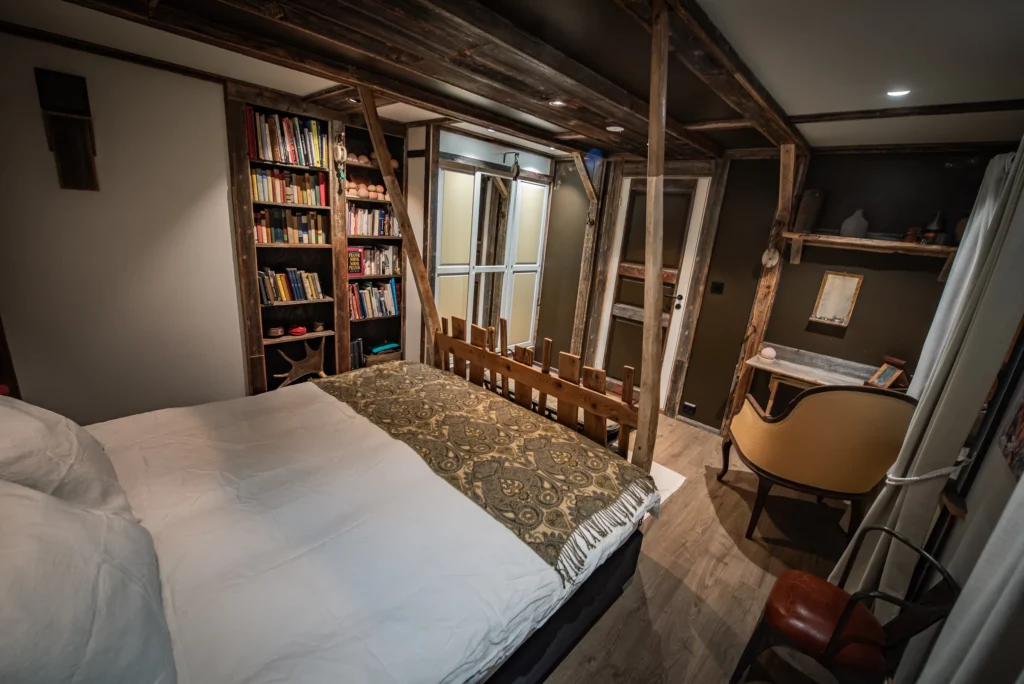 Chambre lit deux places avec bibliothèque