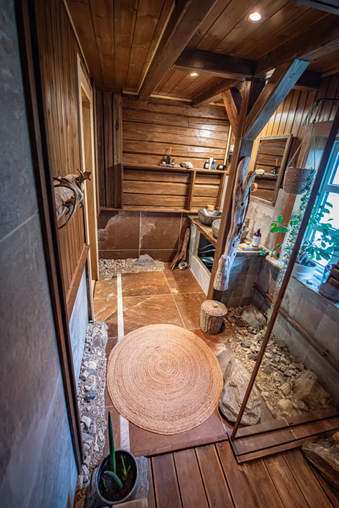 Salle de bain en bois et pierre