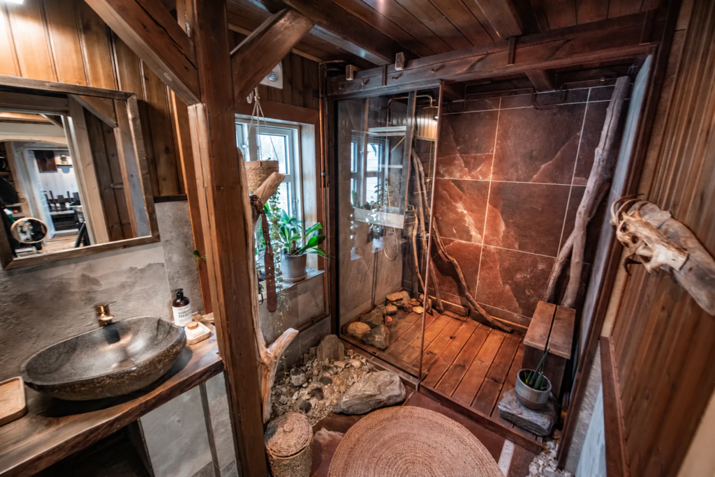 Salle de bain avec douche en pierre et vasque