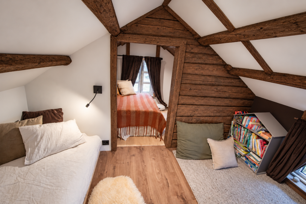 Chambre des jeunes sous les poutres avec lit simple