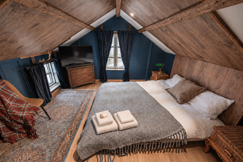 Chambre bleue sous le toit avec lit double