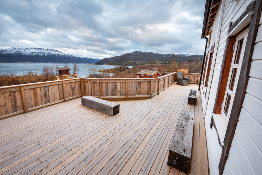 Grande terrasse en bois avec vue sur le fjord