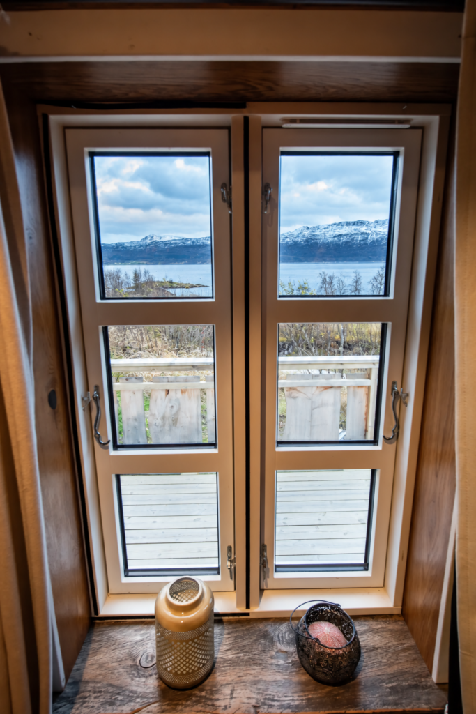 Vue sur le fjord depuis la fenêtre de la chambre du rez-de-chaussée