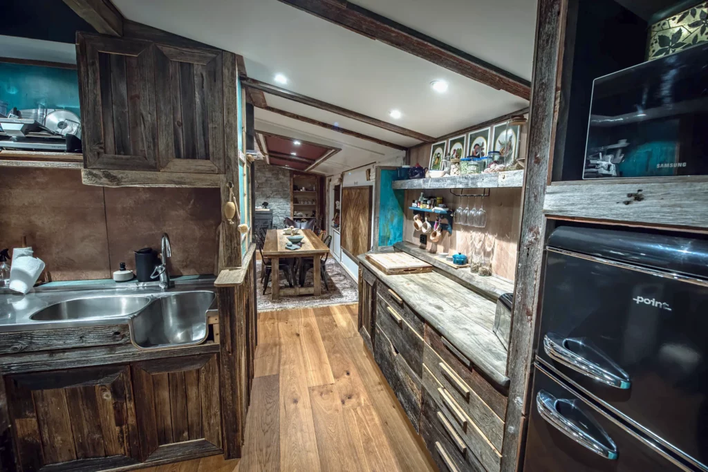 Cuisine en bois ancien et moderne